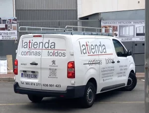 Furgoneta con rotulación personalizada