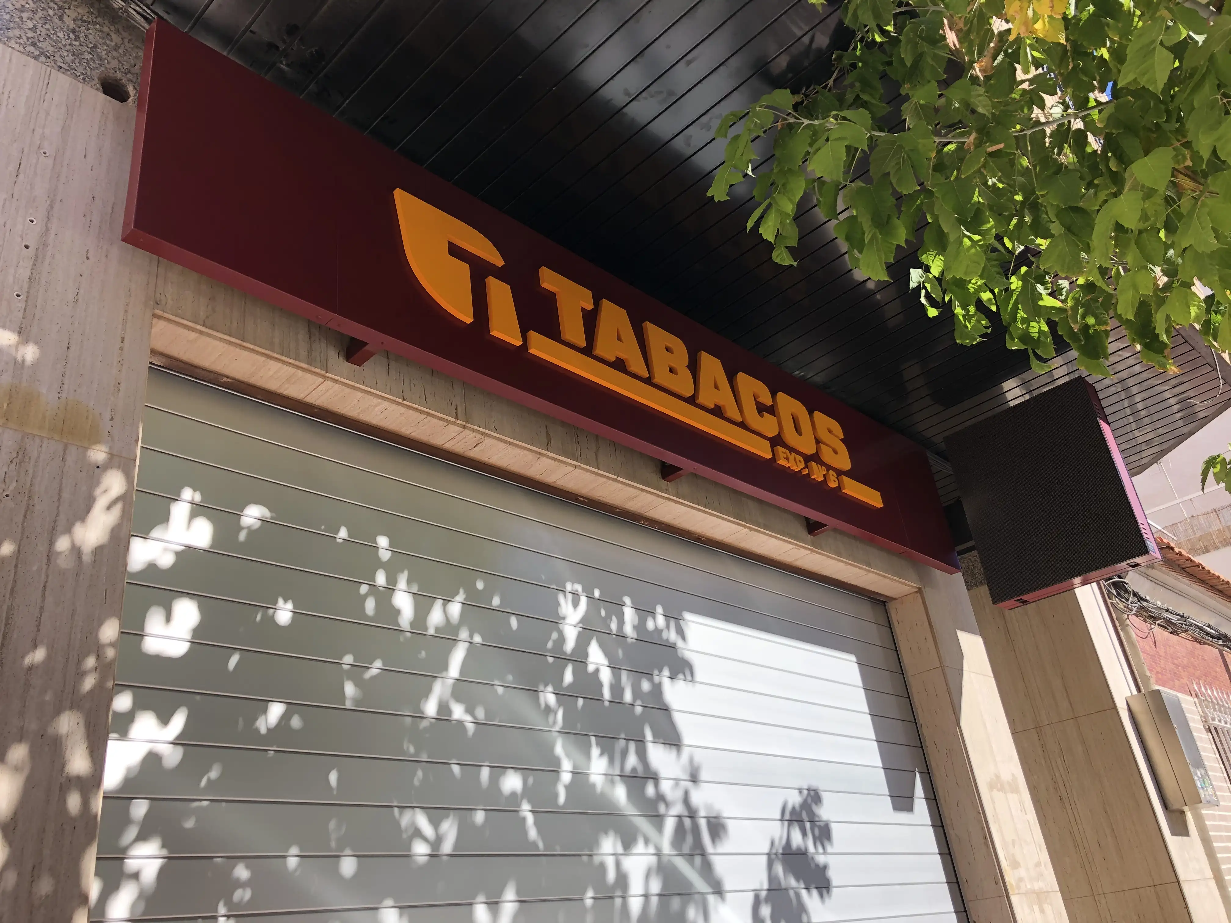 Rótulo corpóreo personalizado para fachada en Torrevieja
