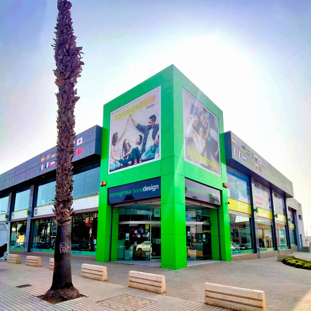 Rótulo comercial instalado en Torrevieja para fachada de negocio