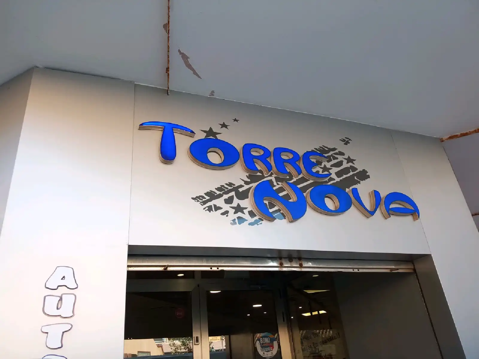 Rótulo luminoso a medida para fachada en Torrevieja