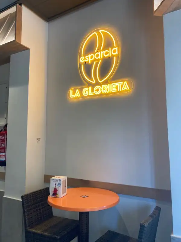 Rótulo luminoso exterior para fachada comercial en Torrevieja